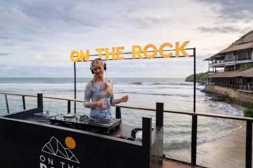 on-the-rock-jogja-beach-club-viral-buat-sunset-ngopi-foto-aesthetic
